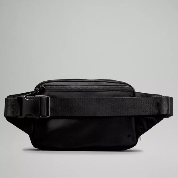 NWT [Lululemon] Large Everywhere Belt Bag in Black 🖤 - Picture 8 of 12